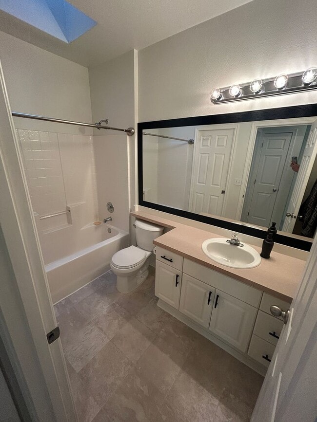 Building Photo - 3 Bed, 2 bath 3rd floor Condo w/garage in ...