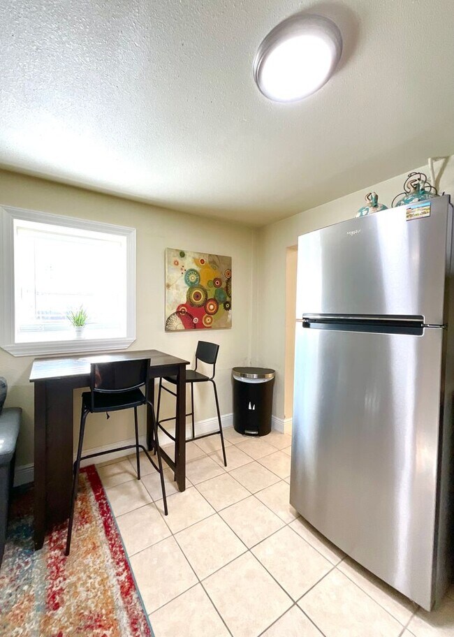 Building Photo - 319 S Olive St