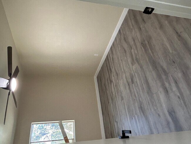 Building Photo - 726 E 3rd Ave