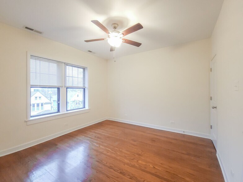 Building Photo - 1819 W Leland Ave