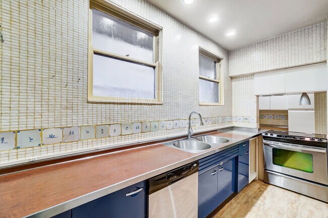 Building Photo - 2881 Observatory Ave