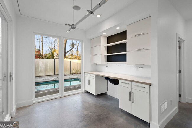 Building Photo - 935 Custer Ave SE