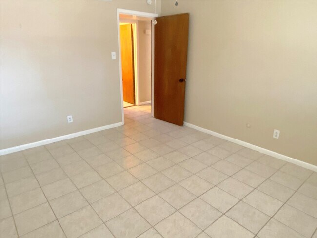 Building Photo - 10122 Shadow Wood Dr