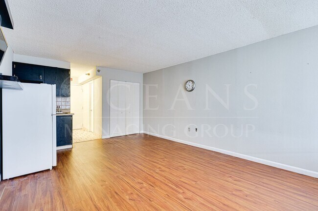 Building Photo - Beachfront Unit in Daytona Beach