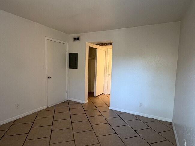 Building Photo - 1/1 Condo for Rent in Fort Myers