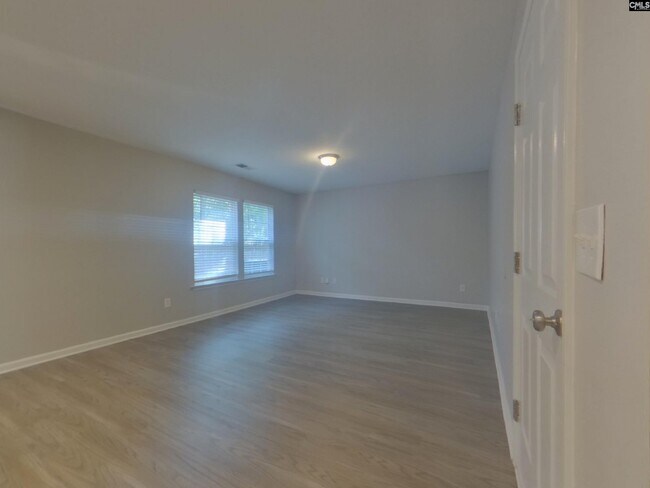 Building Photo - 453 Denman Loop