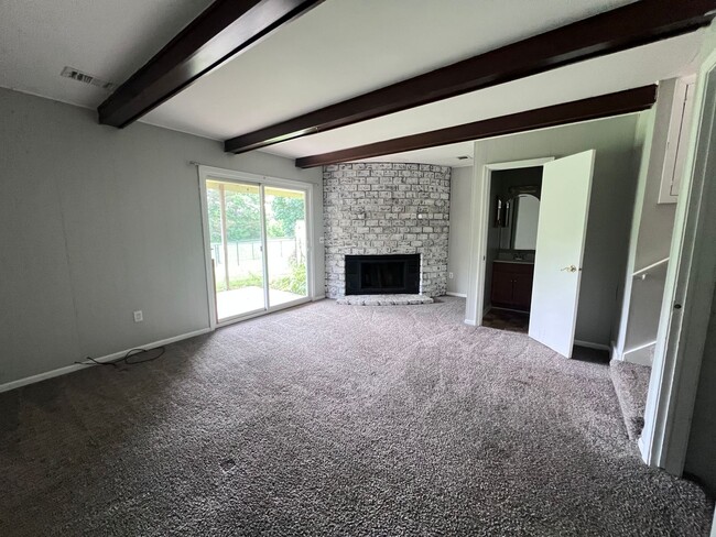 Building Photo - Four Bedroom Large Duplex in Kentwood Scho...