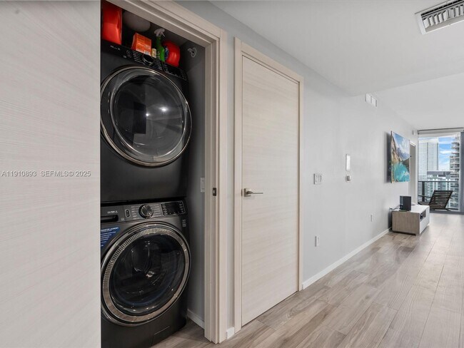 Building Photo - 801 S Miami Ave