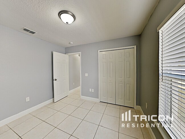 Building Photo - 871 Jarnac Dr