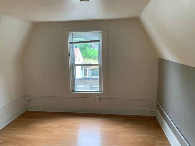 Building Photo - SPACIOUS OAKLAND HOUSE WITH BONUS ROOM - AVAILABLE AUGUST!