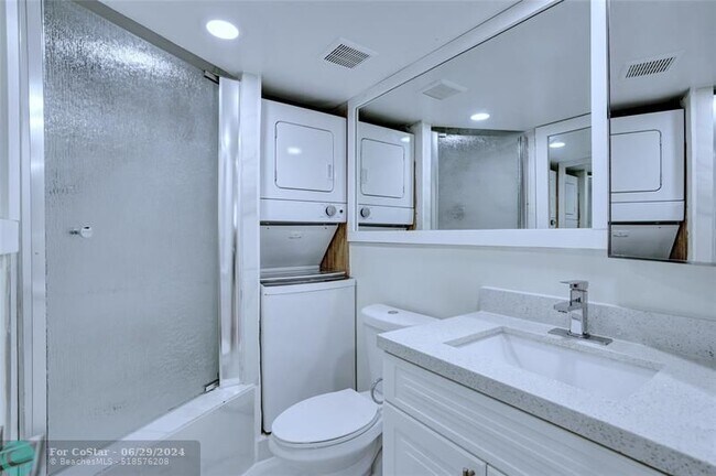 Building Photo - 1407 NE 56th St