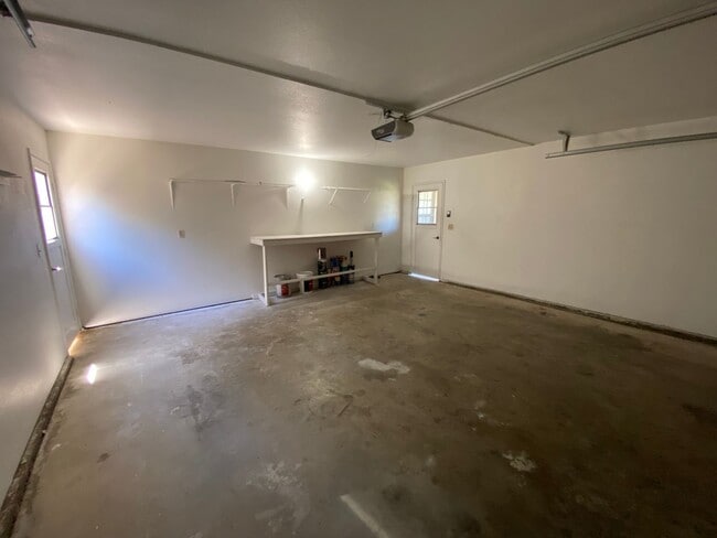 Building Photo - SW Visalia Home coming soon!