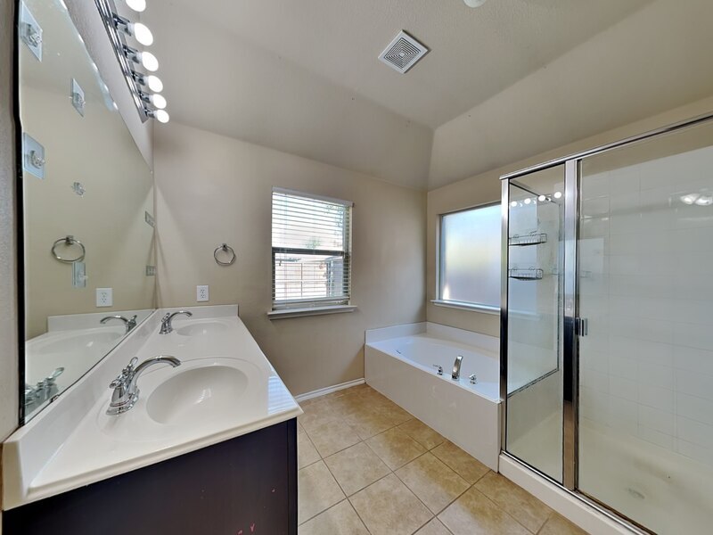 Building Photo - 1114 Bexar Ave