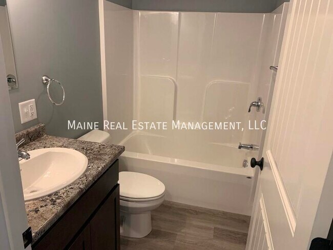 Building Photo - 15 Twin Oak Dr