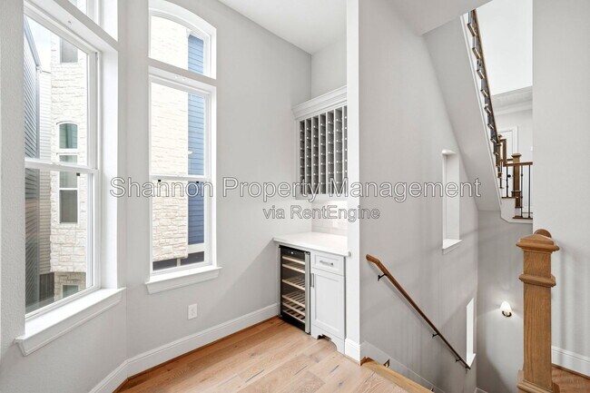 Building Photo - 1204 W 16th St
