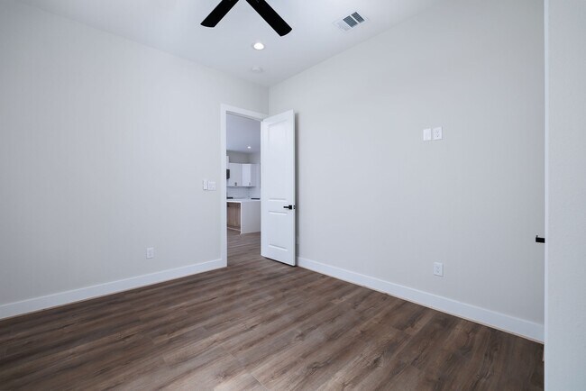 Building Photo - 354 Peach Pt Ln