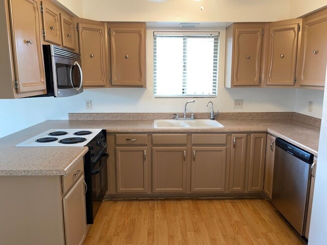 Building Photo - 3 Bed 1.5 Bath Duplex