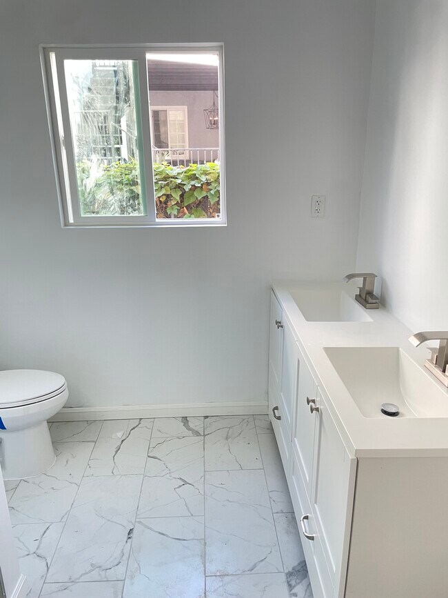 Building Photo - 1286 S Redondo Blvd