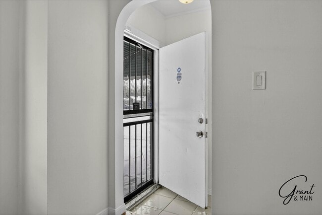 Building Photo - $1300 3 bedrooms