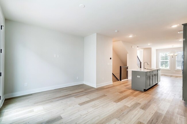 Building Photo - 3 Bedroom Townhome minutes from South End!