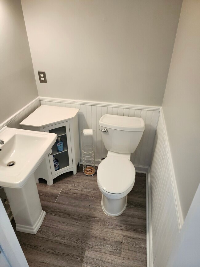 Building Photo - 203 Oak Hollow Ct