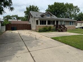 Building Photo - 1303 E Thirteen Mile Rd