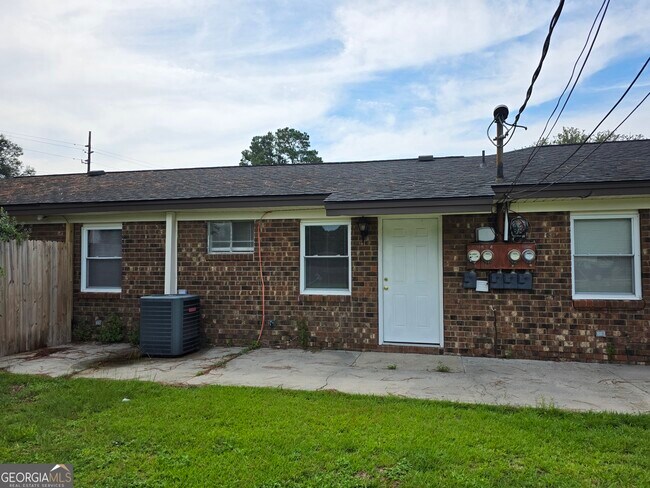 Building Photo - 304 5th St