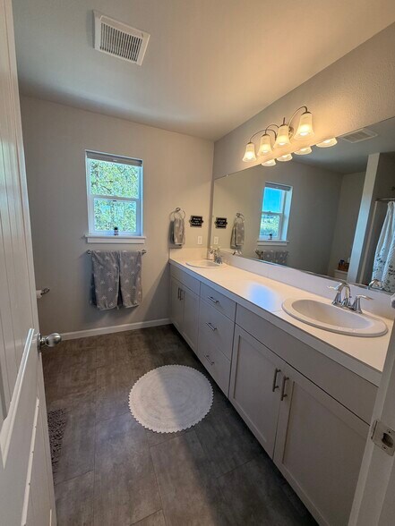 Building Photo - 7193 SE Cheryl Ct
