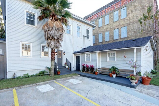 Building Photo - 306 E Victory Dr