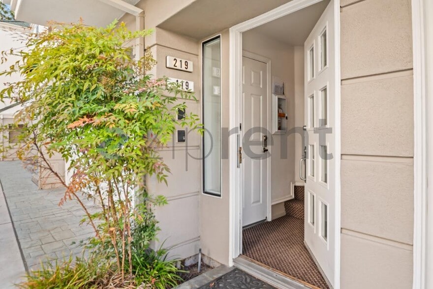 Building Photo - Unit 219