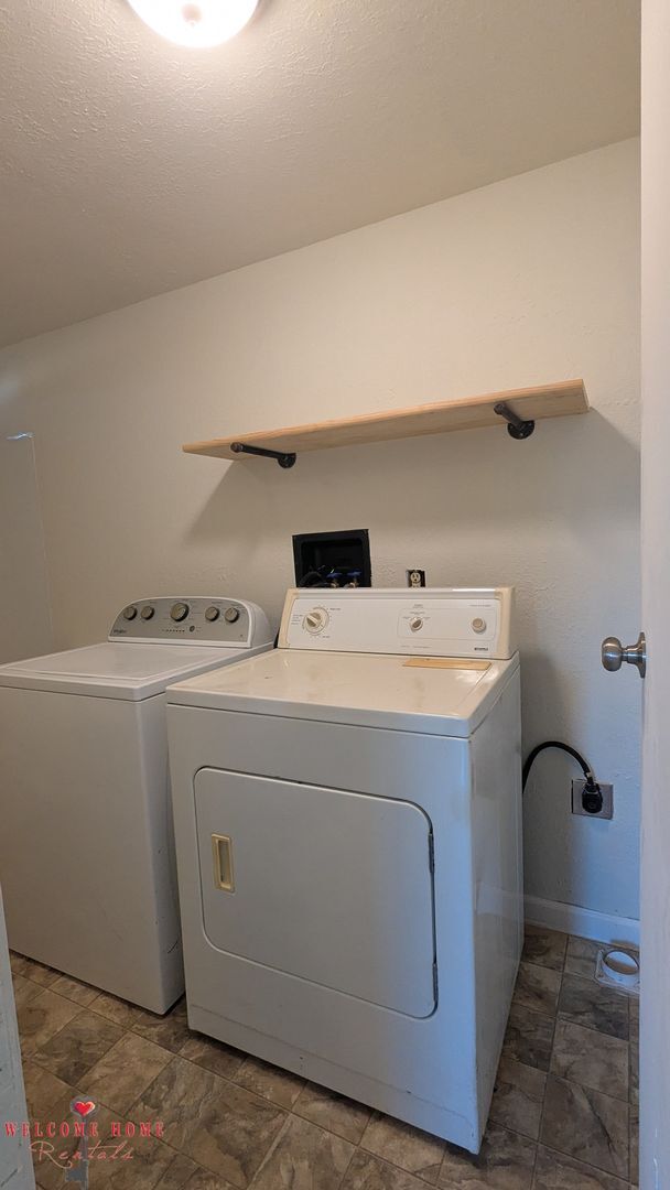 Building Photo - Huge fenced lot - bring your boat, trucks,...