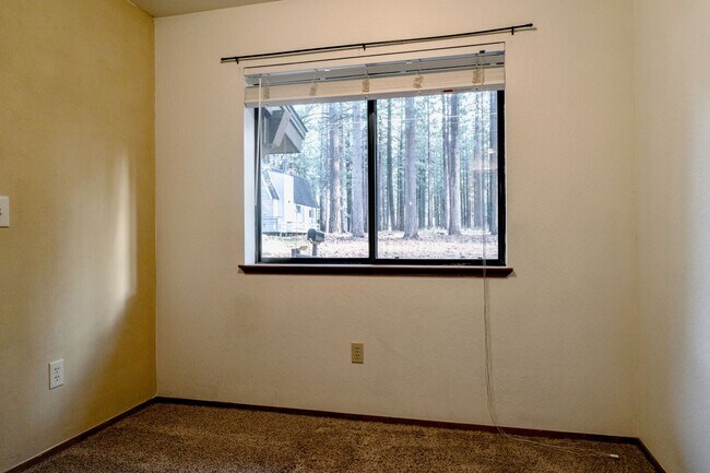 Building Photo - Centrally Located 3 Bedroom House with Fully Fenced in Backyard- Pet Friendly!