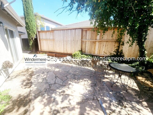 Building Photo - Bright 3 bedroom, 2 bath in Gated Communit...