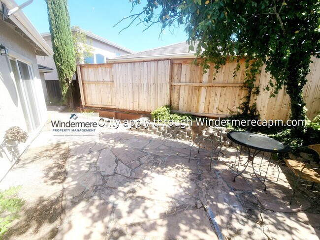 Building Photo - Bright 3 bedroom, 2 bath in Gated Community of Bentley Square!