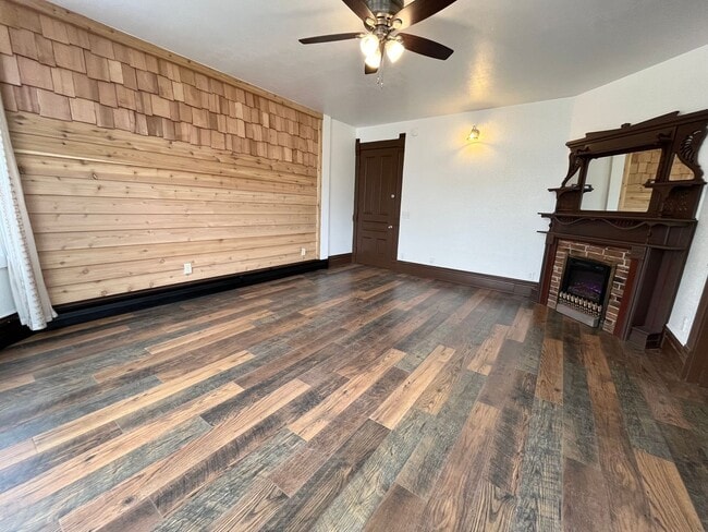 Building Photo - Newly Renovated Ground Floor 1 Bed Apartment!