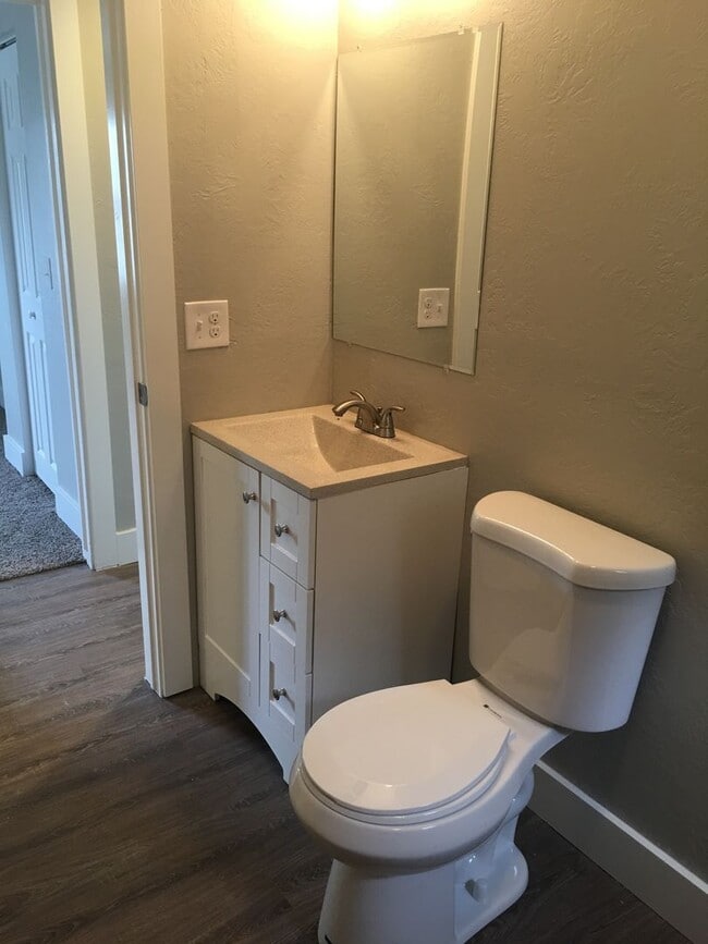 Building Photo - Three Bedroom Townhome;  Farmington, 1,100...