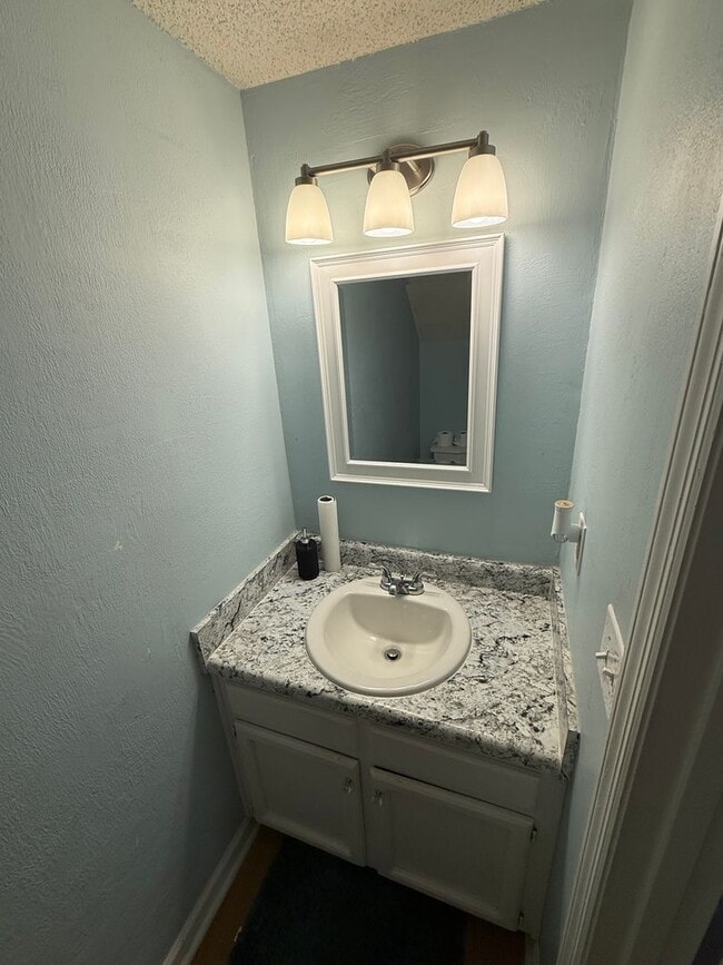 Building Photo - Upgraded 2BR/1.5BA Townhouse Apartment Con...