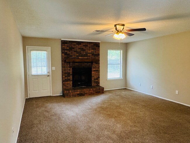 Building Photo - 3-Bedroom Gem !!
