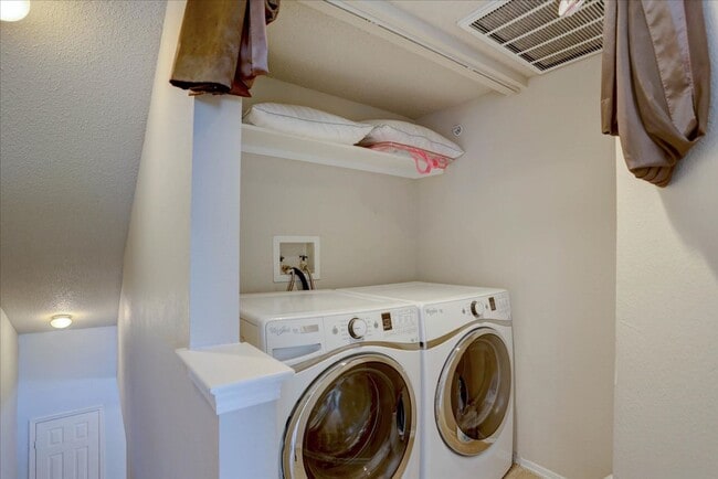Building Photo - Beautiful 2bed/2bath/1car garage in Louisville!