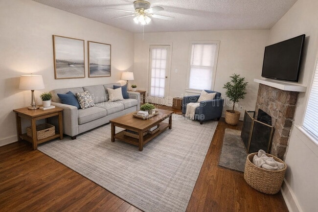 Building Photo - 903 E 8th St