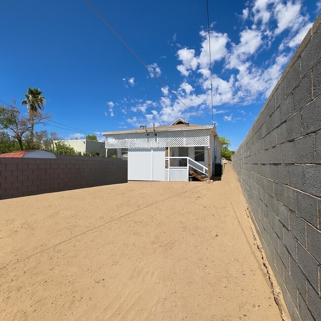 Building Photo - 583 S 2nd Ave