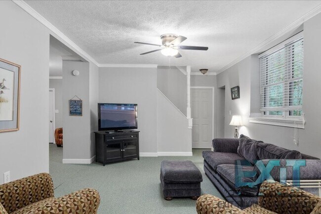 Building Photo - Lakefront Rental in Long Branch Shores