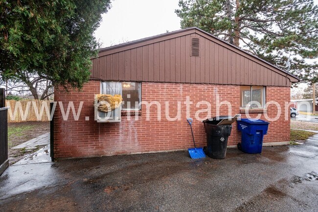 Building Photo - 3953-3955 Alberly Way