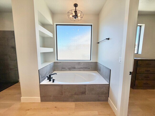 Building Photo - Beautiful Modern 5 Bedroom Home!! Furnished or Unfurnished option!!