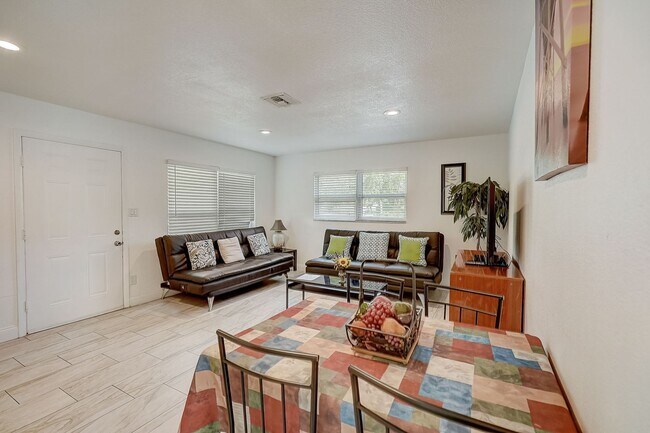 Building Photo - 628-628 S Osprey Ave