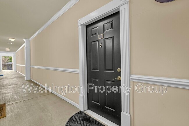 Building Photo - 4854 Eisenhower Ave