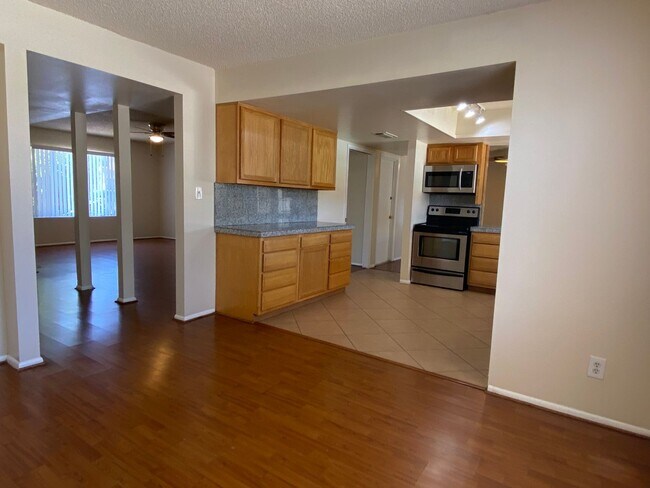 Building Photo - Tempe 4 Bed 2 Bath Includes Pool & Landscaping - Great Location