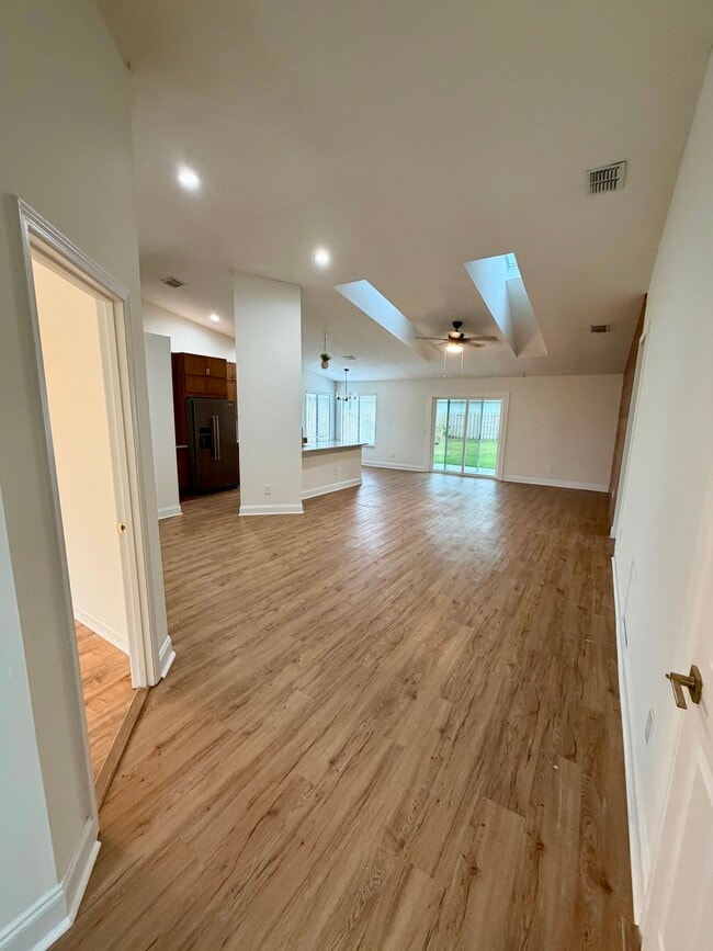 Building Photo - 107 Woodland Dr