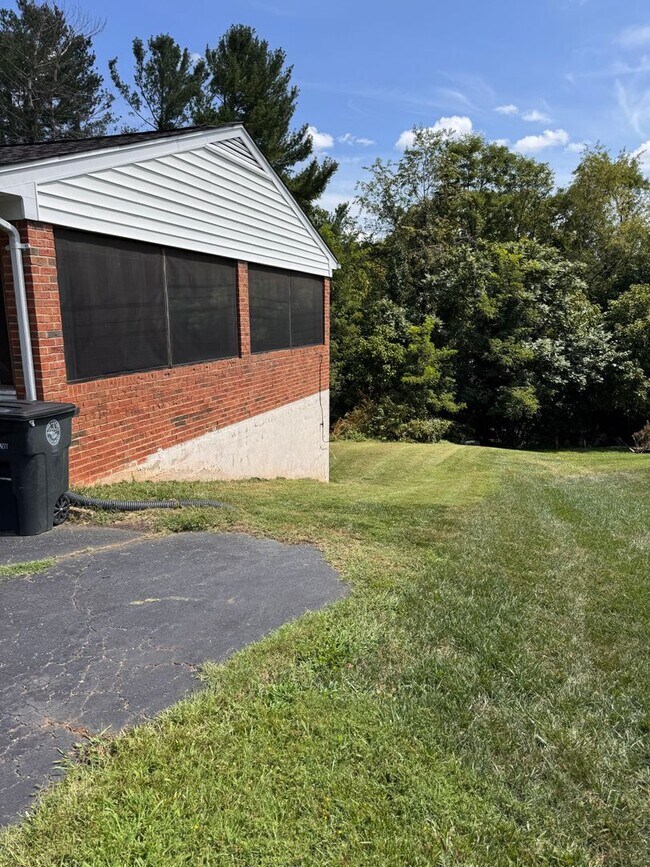 Building Photo - 104 Westburg Dr