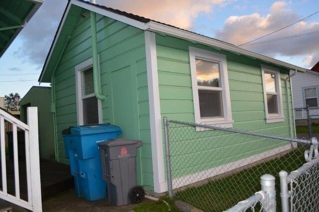 Building Photo - CUTE, COZY CABIN , 1 bedroom studio detached house